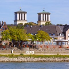 Rees-Ansicht von der linken Rheinseite