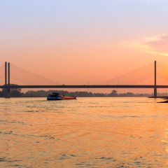 Rheinbrücke in Rees am Abend - Link öffnet seitenüberlagerndes Dialog-Fenster