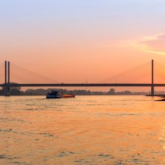 Rheinbrücke in Rees am Abend