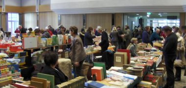 buechermarkt_im_buergerhaus_blick_in_saal.jpg