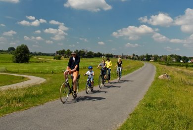 Fahrradfahrer entlang_des_Planetenweges.JPG
