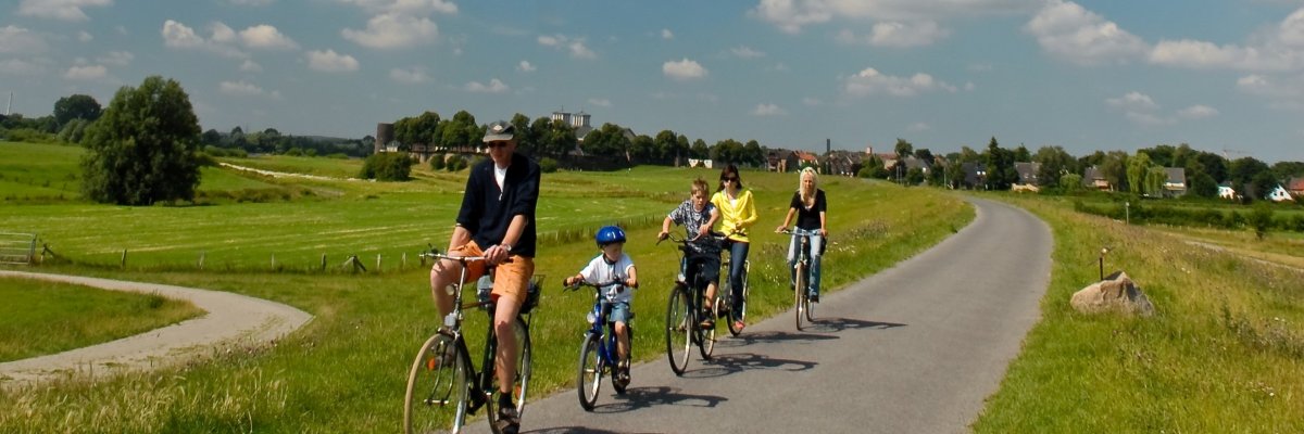 Fahrradfahrer entlang_des_Planetenweges.JPG