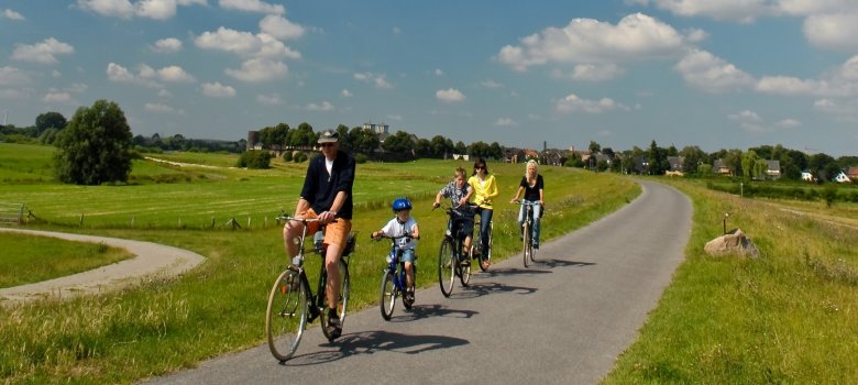 Fahrradfahrer entlang_des_Planetenweges.JPG