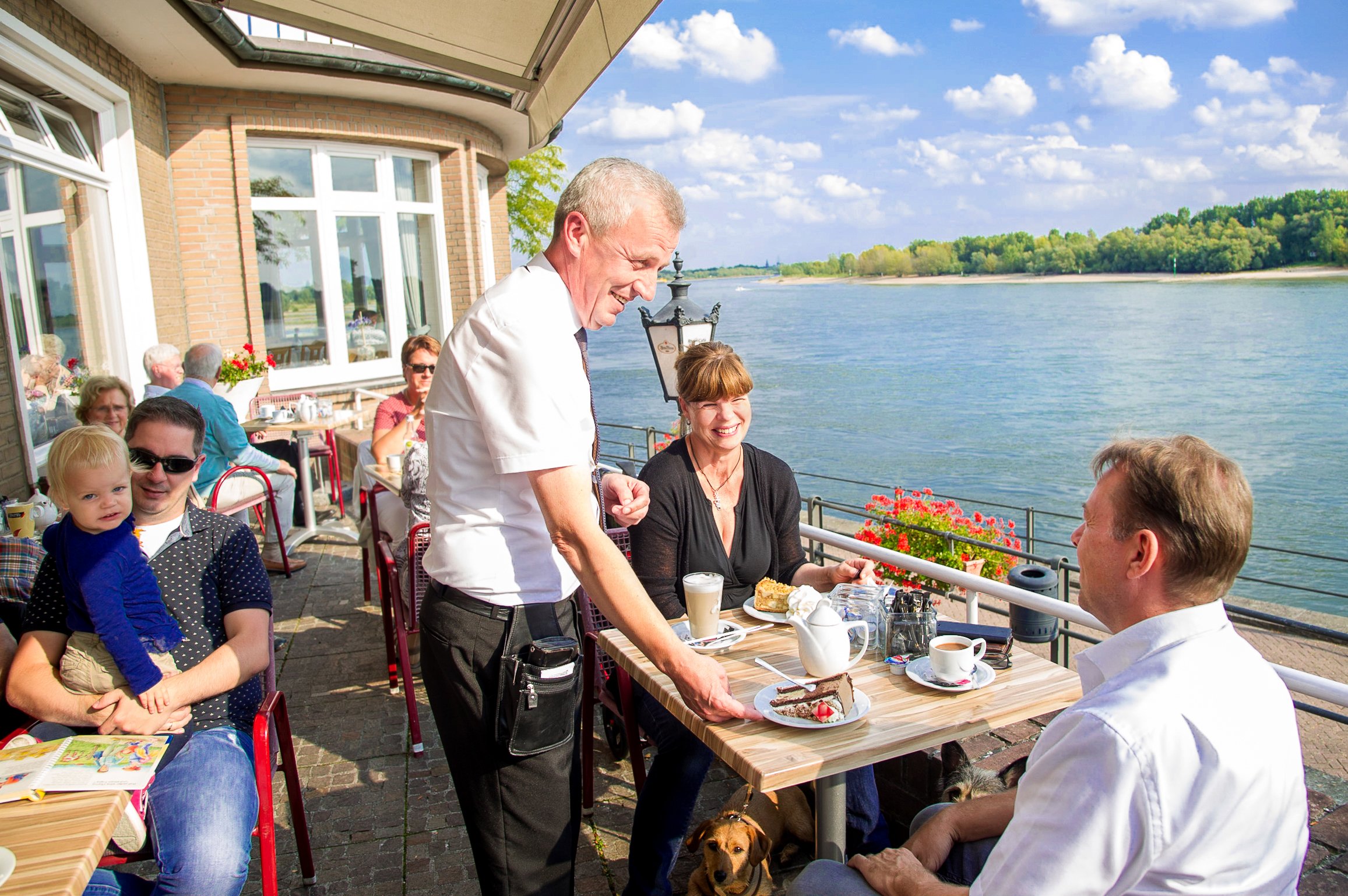 Gastronomie_an_der_Rheinpromenade.jpg