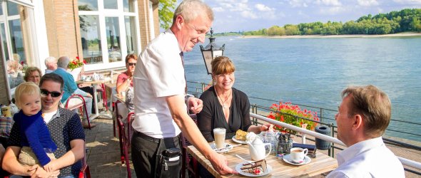 Gastronomie_an_der_Rheinpromenade.jpg