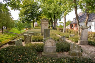 juedischer_Friedhof_auf_Stadtmauer.jpg