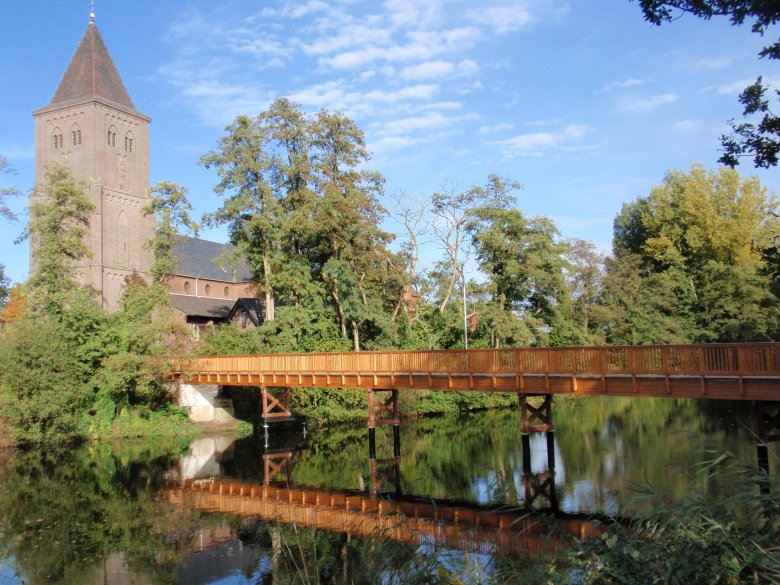 katholische_Kirche_Mehr_mit_Bruecke.jpg