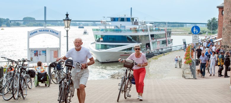 Promenade mit Schiffen.jpg